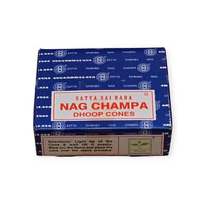 Conos de incienso Satya Nag Champa sobre fondo blanco, aroma floral sagrado y espiritual
