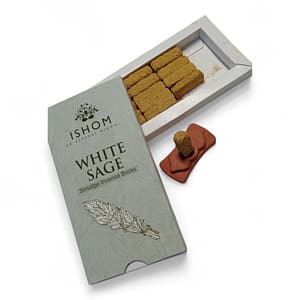 Set de incienso en ladrillos de salvia blanca con incensario sobre fondo blanco, aroma herbal sagrado y purificador