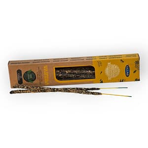 Varilla de incienso orgánico de vainilla sobre fondo blanco, aroma dulce, cálido y armonizante