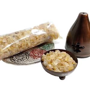 Bolsita de incienso en grano de copal sobre fondo blanco, resina purificadora para limpieza espiritual