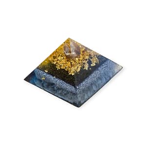 Pirámide de orgonita con minerales sobre fondo claro y neutro Detalle de orgonita piramidal con cobre, cuarzo y espiral energética Pieza artesanal de orgonita con forma de pirámide para armonizar espacios Pirámide mística de orgonita proyectando energía en ambiente esotérico