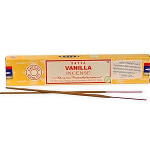 Caja de incienso Satya Vainilla sobre fondo claro y neutro Varillas de incienso Satya Vainilla dispuestas en forma atractiva Detalle del incienso de vainilla con elementos decorativos suaves